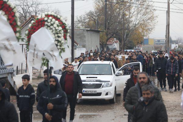 16χρονος Ρομά: Mε τραγούδια και λουλούδια το τελευταίο αντίο στον Κώστα Φραγκούλη
