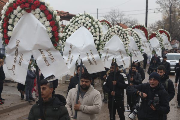16χρονος Ρομά: Mε τραγούδια και λουλούδια το τελευταίο αντίο στον Κώστα Φραγκούλη