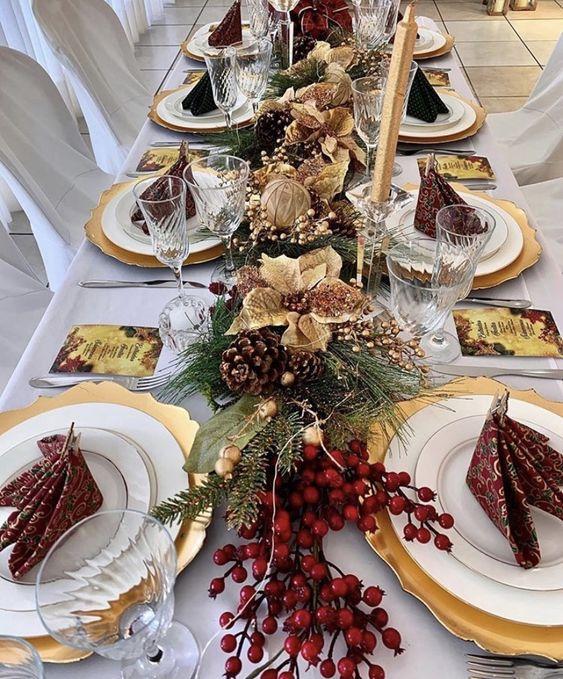 χριστουγεννιάτικη διακόσμηση-στο-τραπέζι-με-κουκουνάρια-κορδέλες-και-φιόγκους-ιδέες-