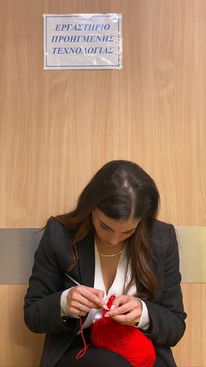 Παγιδευμένοι : Ο Μιχάλης Λεβεντογιάννης φωτογραφίζει την Μάρθα Λαμπίρη να πλέκει στα backstage γυρίσματα της σειράς