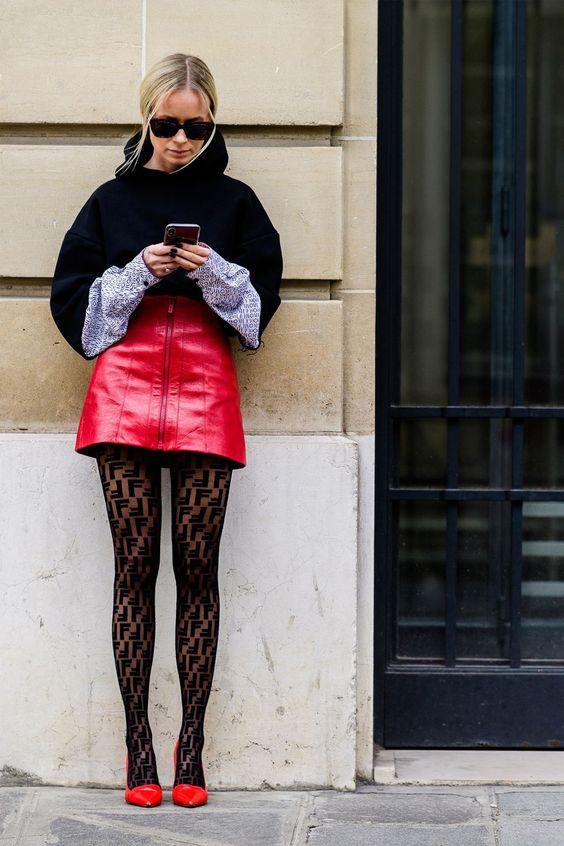 κόκκινες-γόβες-με-μίνι φούστα-και-καλσόν-ιδέες-