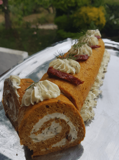 Αλμυρό-ρολό-καρότου-με-γέμιση-από-τυρί-κρέμα-και-λιαστή-ντομάτα