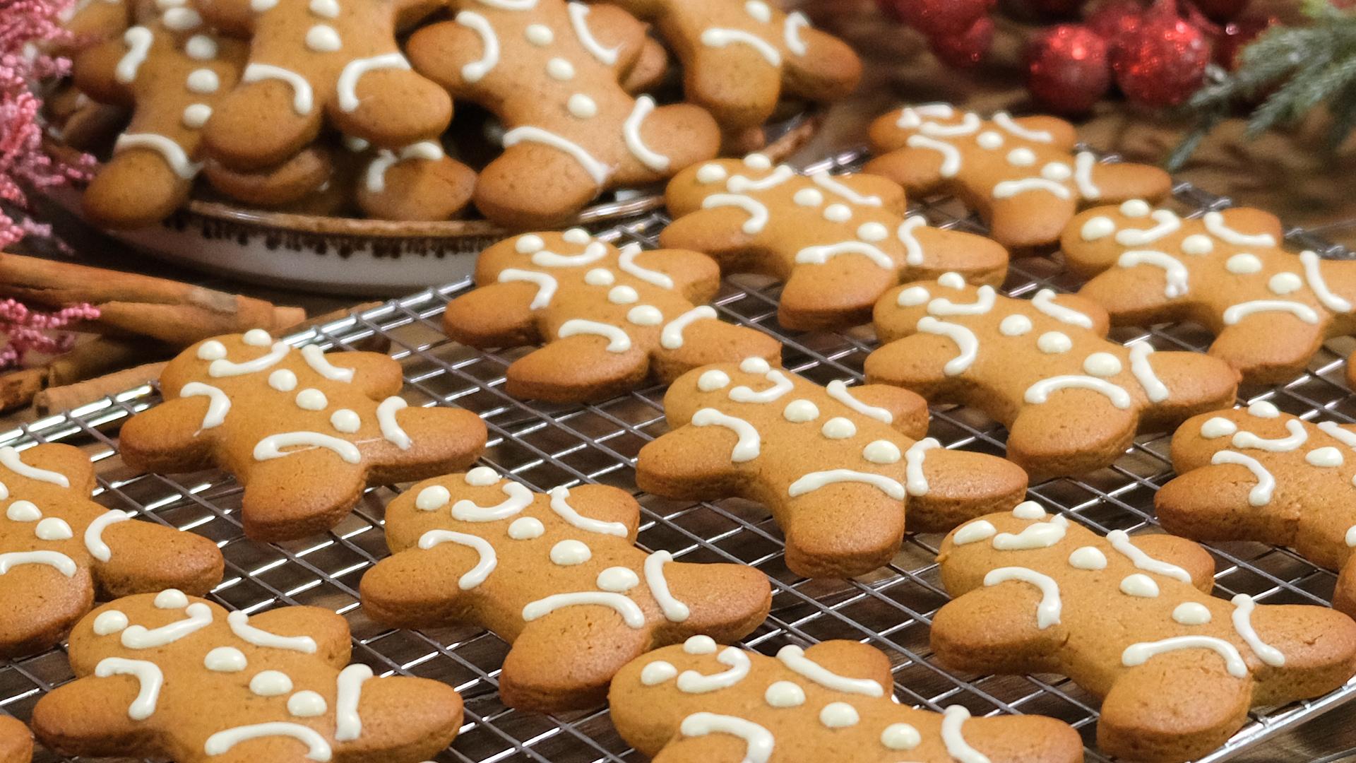 Gingerbread μπισκότα-με-ζάχαρη καρύδας-από-τον-Παναγιώτη Παπαδάκη-συνταγή- Gingerbread μπισκότα-με-ζάχαρη καρύδας-από-τον-Παναγιώτη Παπαδάκη-συνταγή-