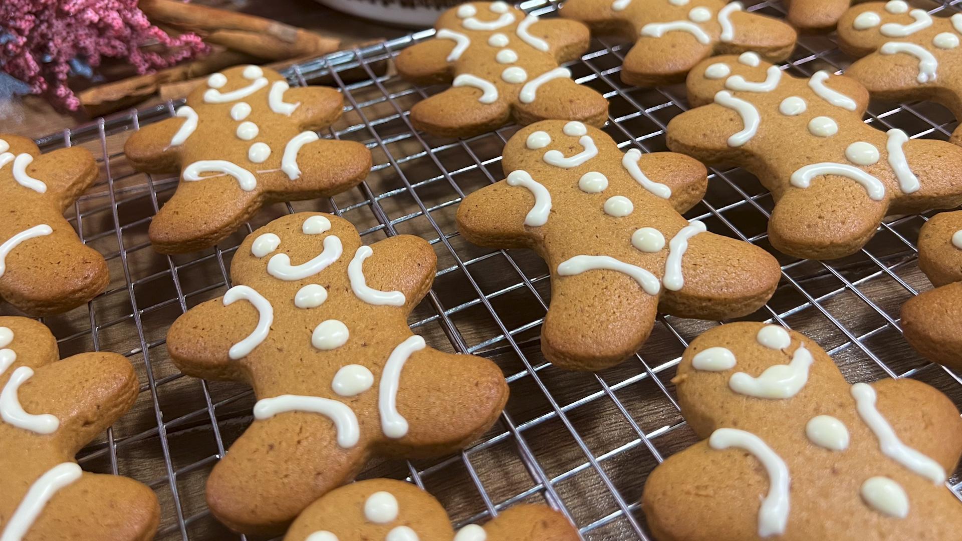 Gingerbread μπισκότα-με-ζάχαρη καρύδας-από-τον-Παναγιώτη Παπαδάκη-συνταγή-