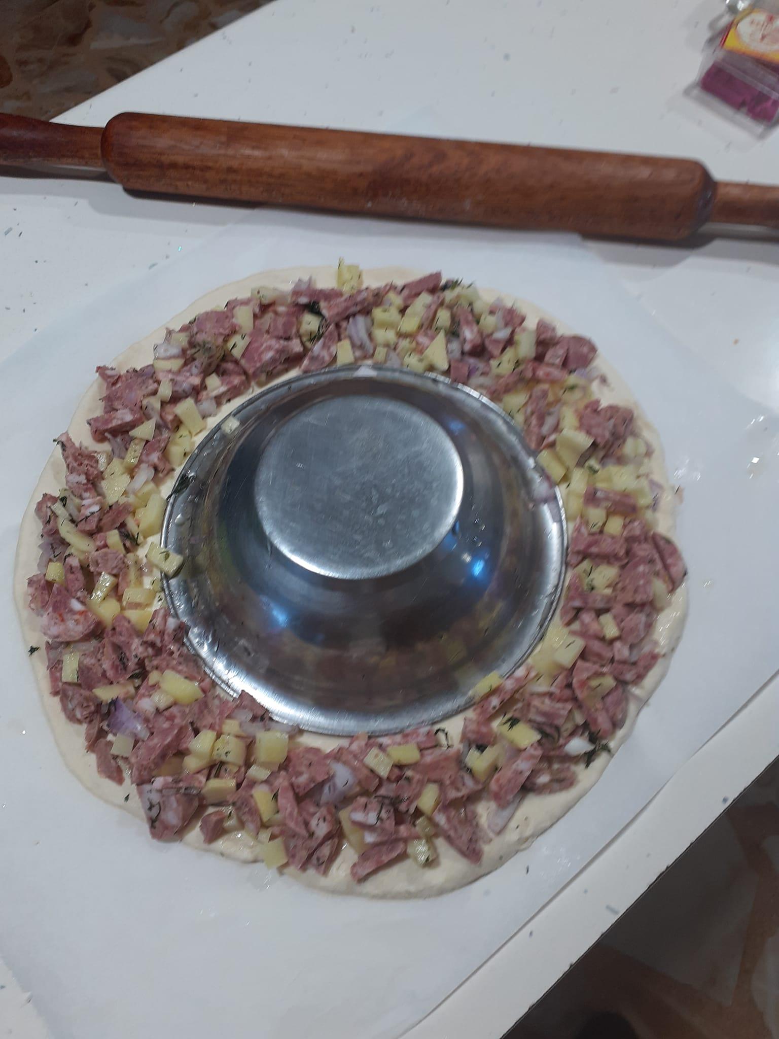 κρεατόπιτα-σε-σχήμα-στεφάνι-χριστουγεννιάτικη συνταγή-