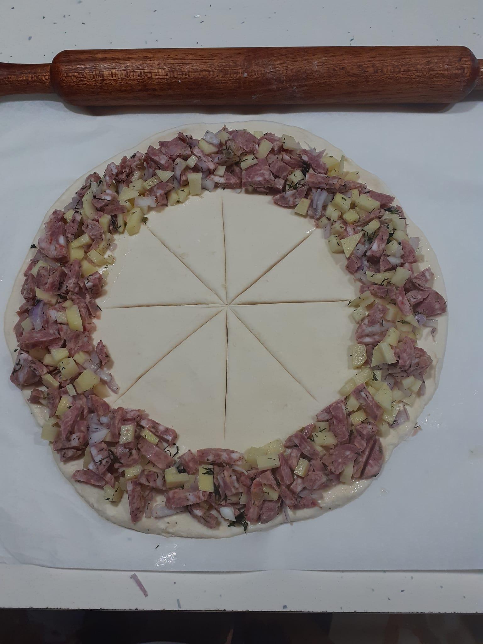 κρεατόπιτα-σε-σχήμα-στεφάνι-χριστουγεννιάτικη συνταγή-