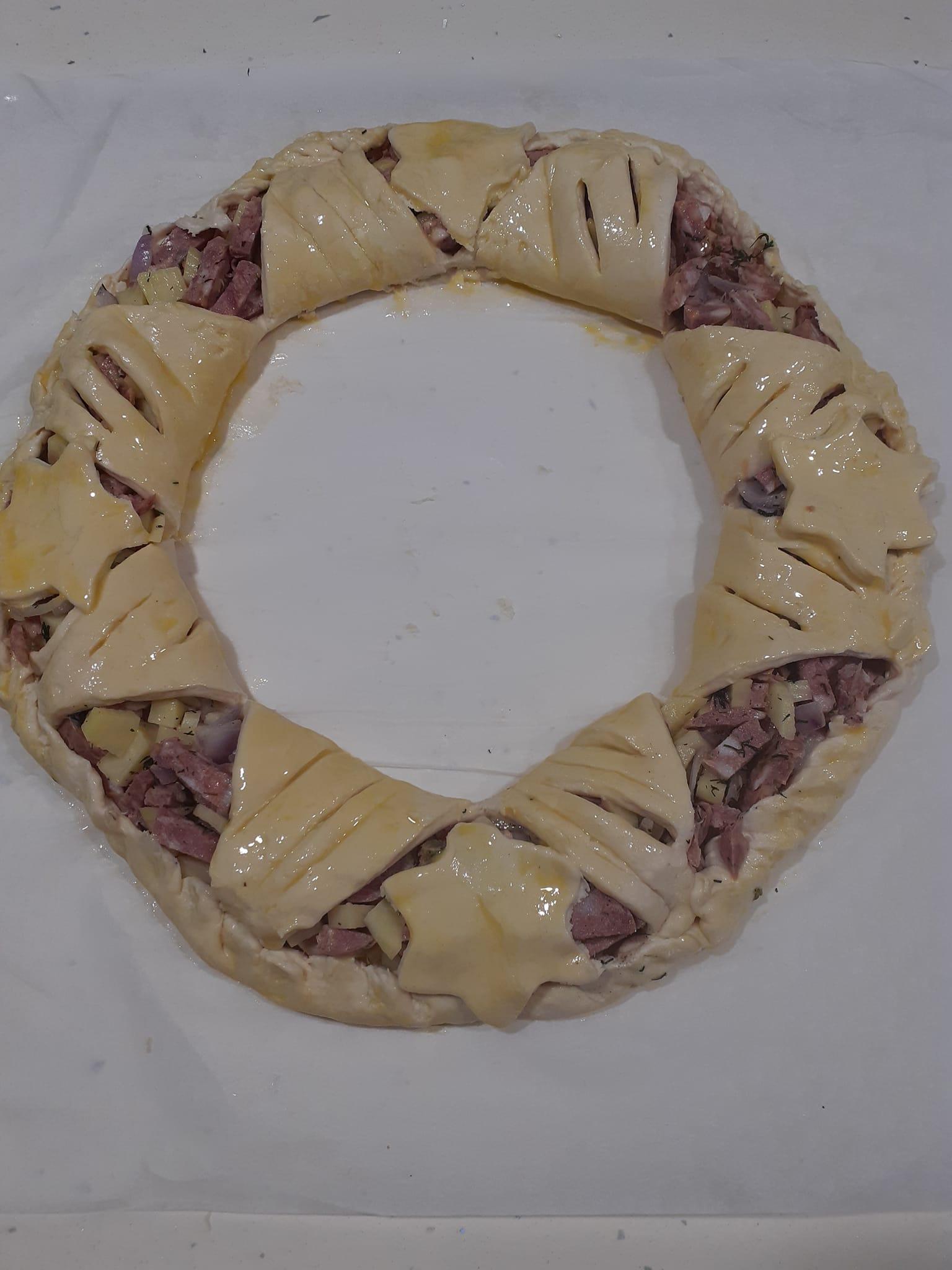 κρεατόπιτα-σε-σχήμα-στεφάνι-χριστουγεννιάτικη συνταγή-