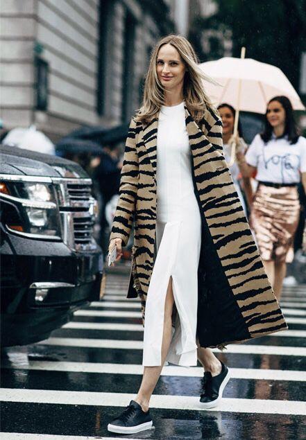 λεοπάρ-πανωφόρι-με-λευκό φόρεμα-για-το-ρεβεγιόν-