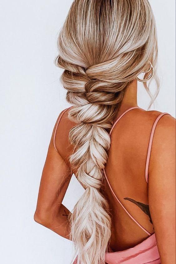 Ιδέες για επίσημα χτενίσματα στο Χριστουγεννιάτικο και στο Πρωτοχρονιάτικο ρεβεγιόν