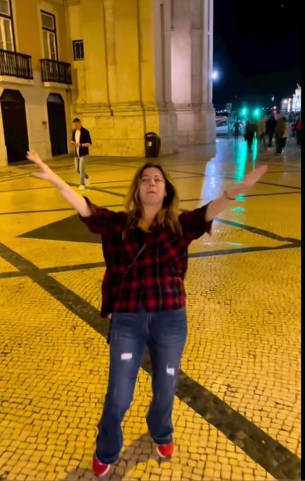 Δήμητρα Παπαδοπούλου : Το τσιφτετέλι σε πλατεία της Πορτογαλίας