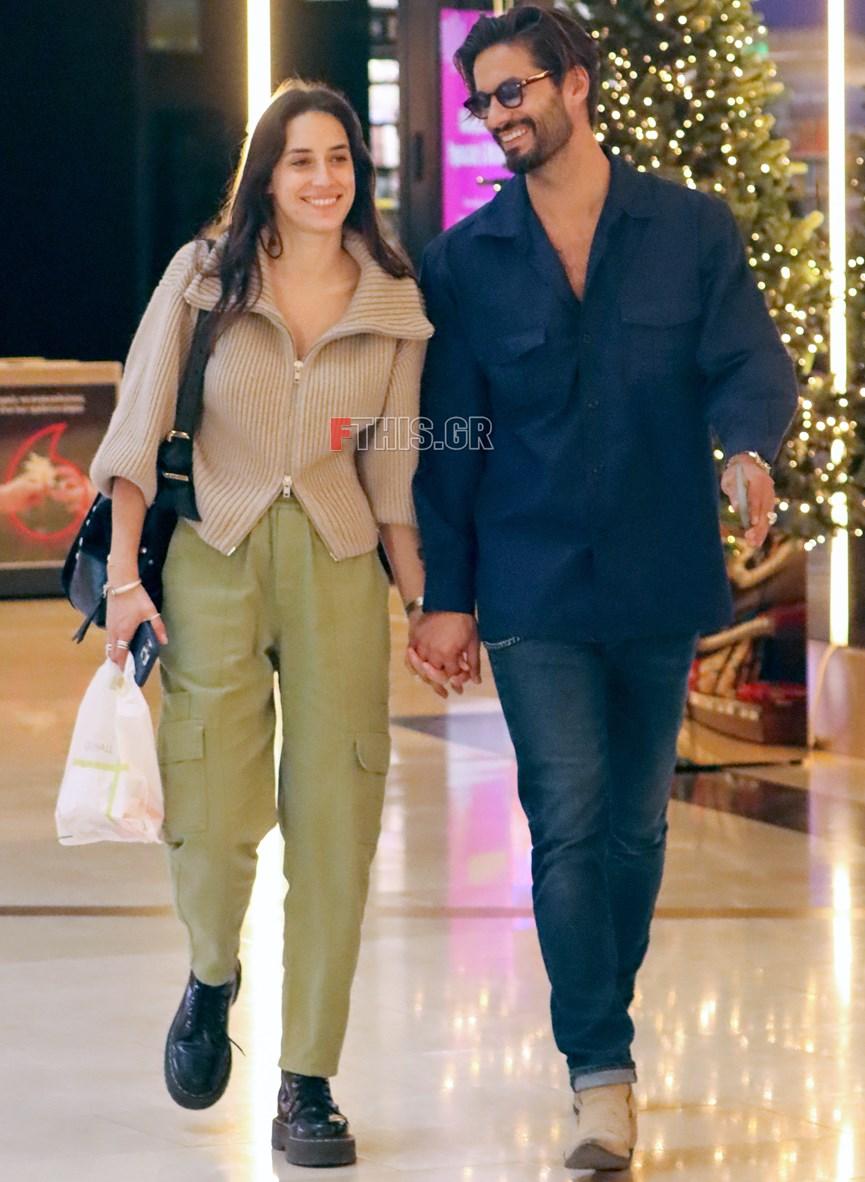 Γιώργος Καράβας : Βολτάρει με την σύζυγό του για ψώνια λίγο πριν τα Χριστούγεννα