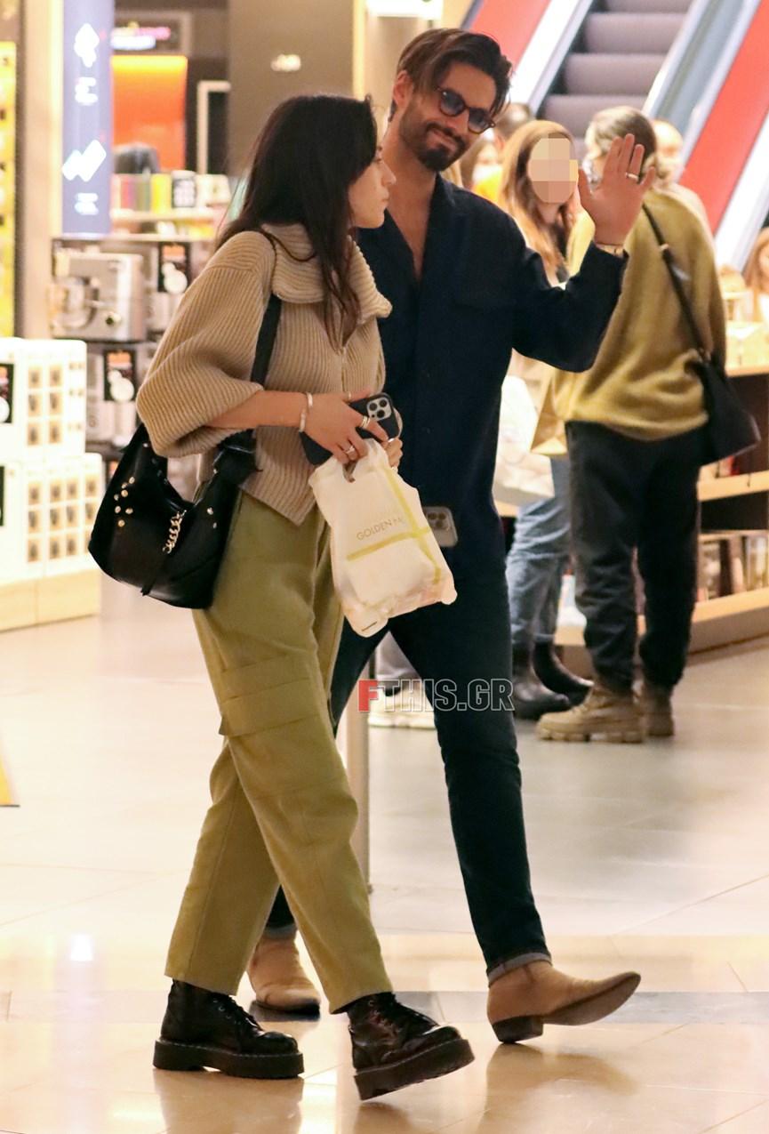 Γιώργος Καράβας : Βολτάρει με την σύζυγό του για ψώνια λίγο πριν τα Χριστούγεννα