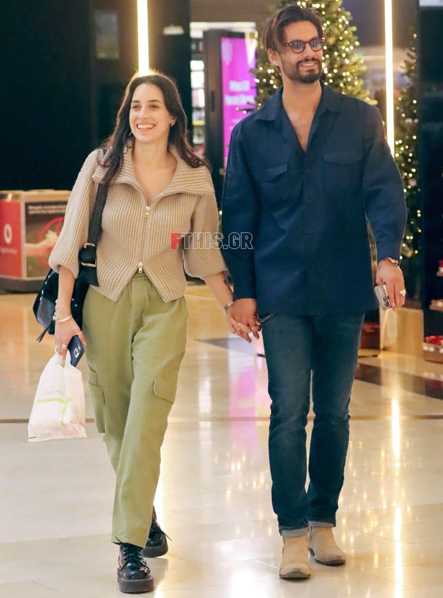 Γιώργος Καράβας : Βολτάρει με την σύζυγό του για ψώνια λίγο πριν τα Χριστούγεννα