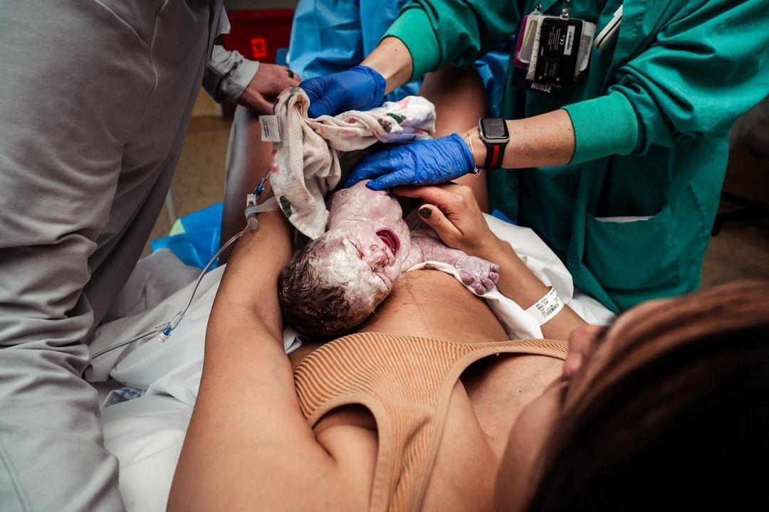 Η χρυσή ώρα: Γιατί τα μωρά πρέπει να αγκαλιαστούν αμέσως μόλις γεννηθούν