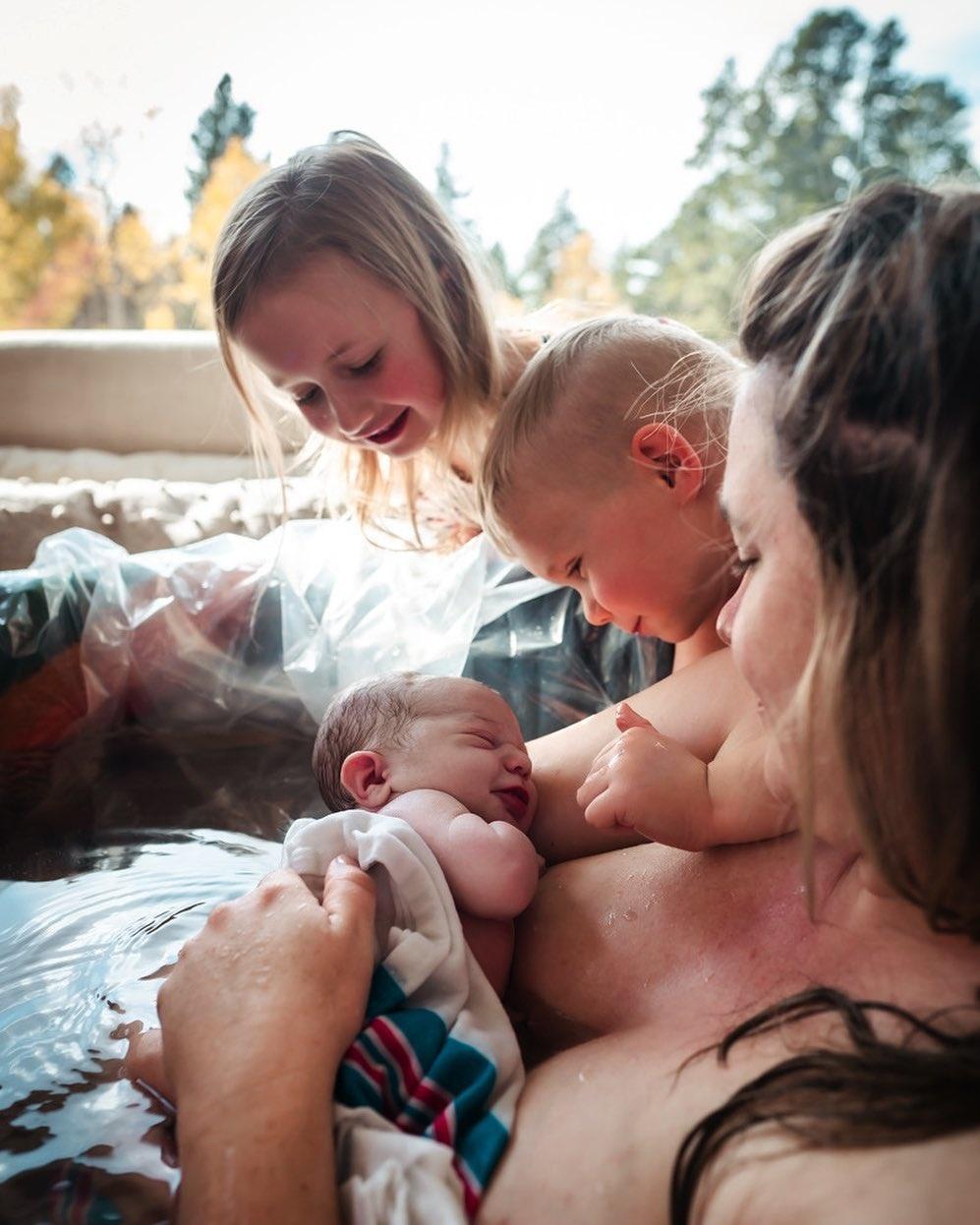 Η χρυσή ώρα: Γιατί τα μωρά πρέπει να αγκαλιαστούν αμέσως μόλις γεννηθούν