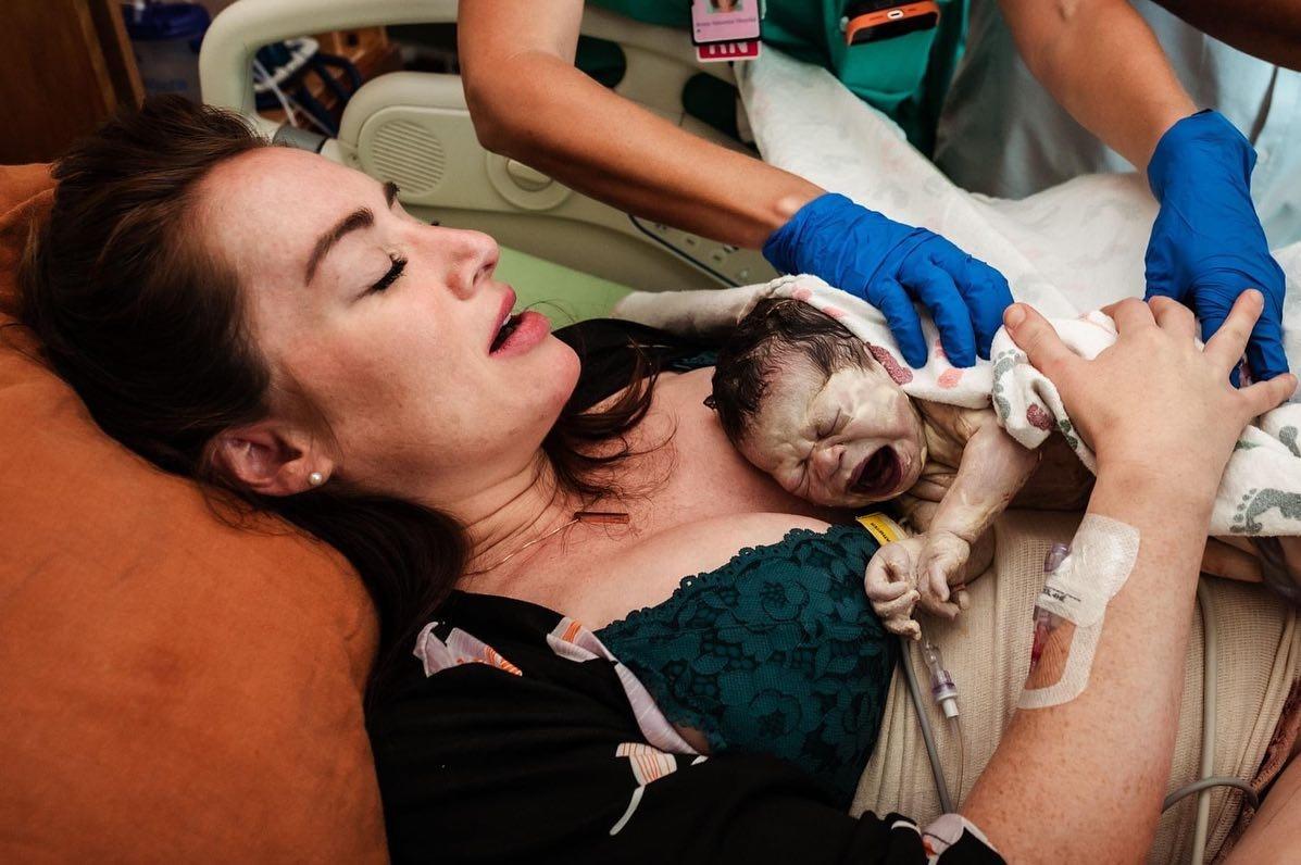 Η χρυσή ώρα: Γιατί τα μωρά πρέπει να αγκαλιαστούν αμέσως μόλις γεννηθούν