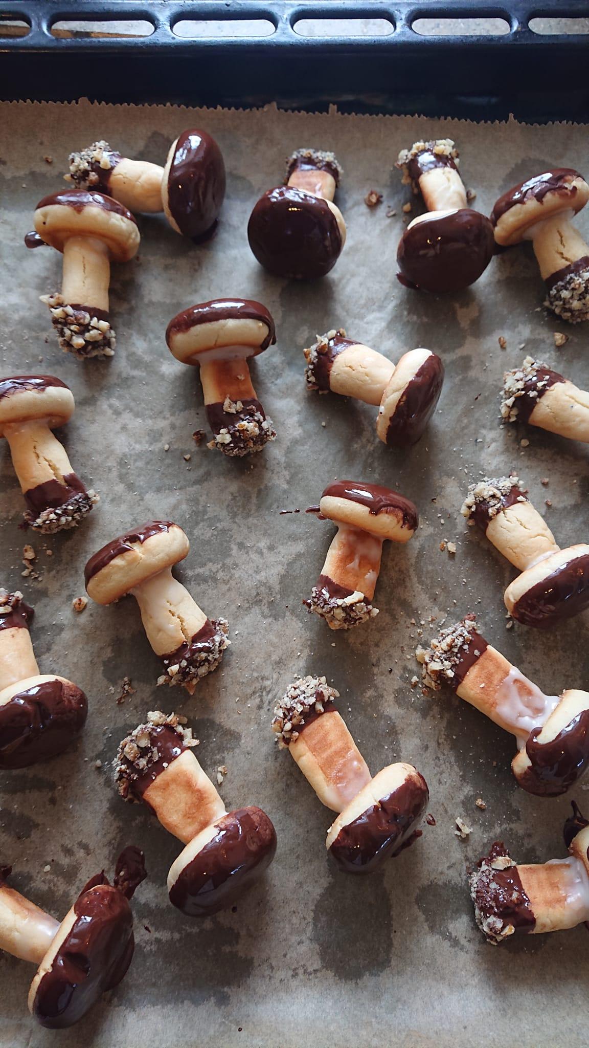 Χριστουγεννιάτικα μπισκότα-μανιτάρι-συνταγή-