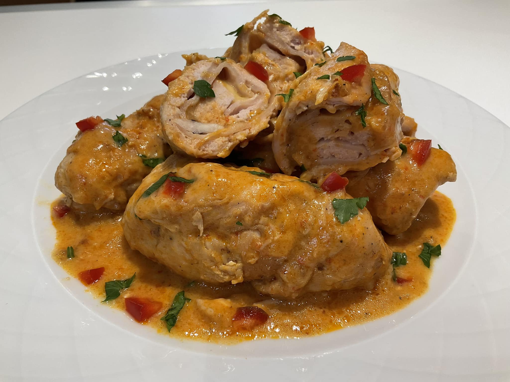 γεμιστό κοτόπουλο-με-σάλτσα πιπεριάς-συνταγή-