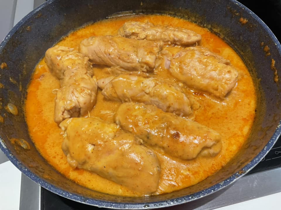 γεμιστό κοτόπουλο-με-σάλτσα πιπεριάς-συνταγή-