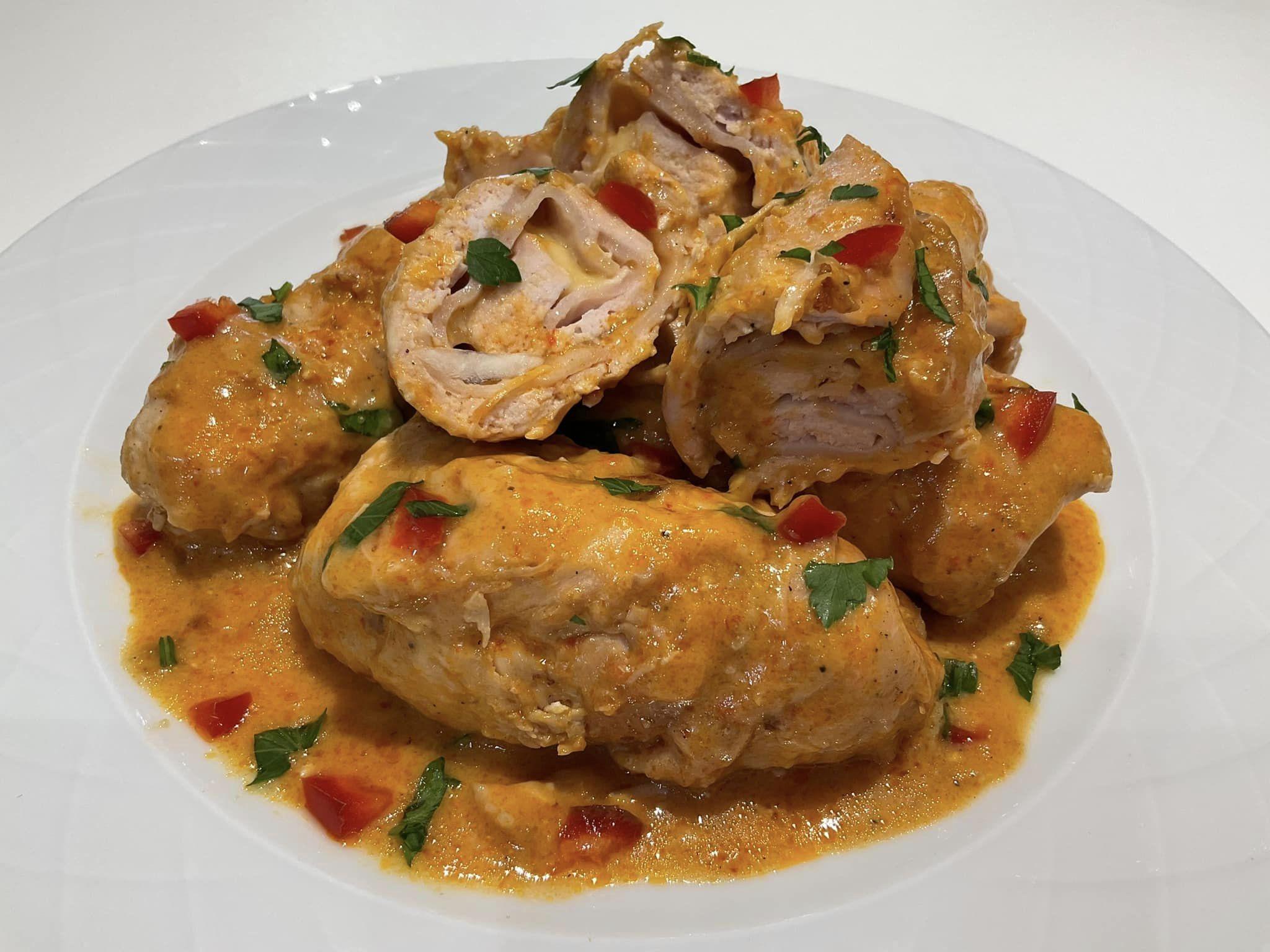 γεμιστό κοτόπουλο-με-σάλτσα πιπεριάς-συνταγή-