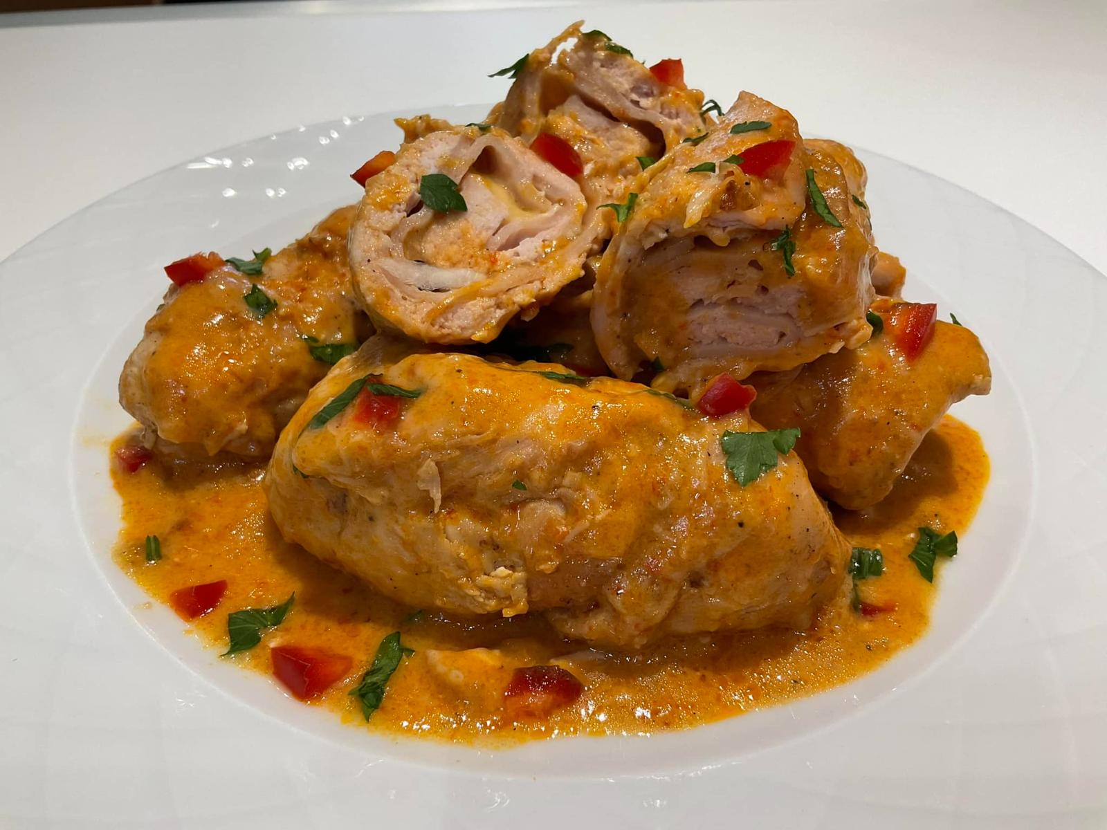 γεμιστό κοτόπουλο-με-σάλτσα πιπεριάς-συνταγή-