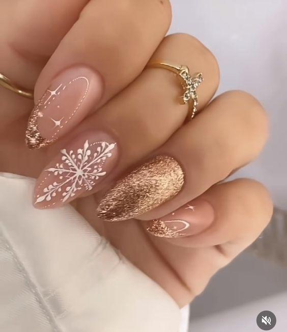 χρυσά νύχια-με-χιονονιφάδες-ιδέες- χρυσά νύχια-με-χιονονιφάδες-ιδέες-