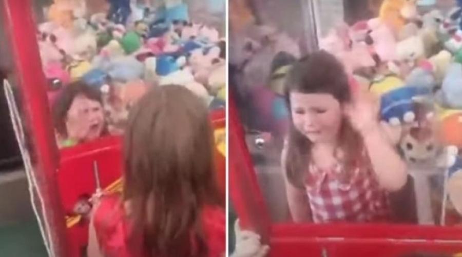 4χρονη εγκλωβίστηκε σε μηχάνημα με την δαγκάνα που πιάνει λούτρινα ζωάκια