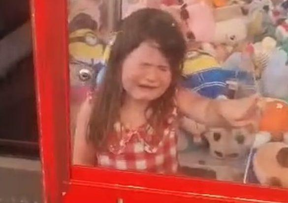 4χρονη εγκλωβίστηκε σε μηχάνημα με την δαγκάνα που πιάνει λούτρινα ζωάκια