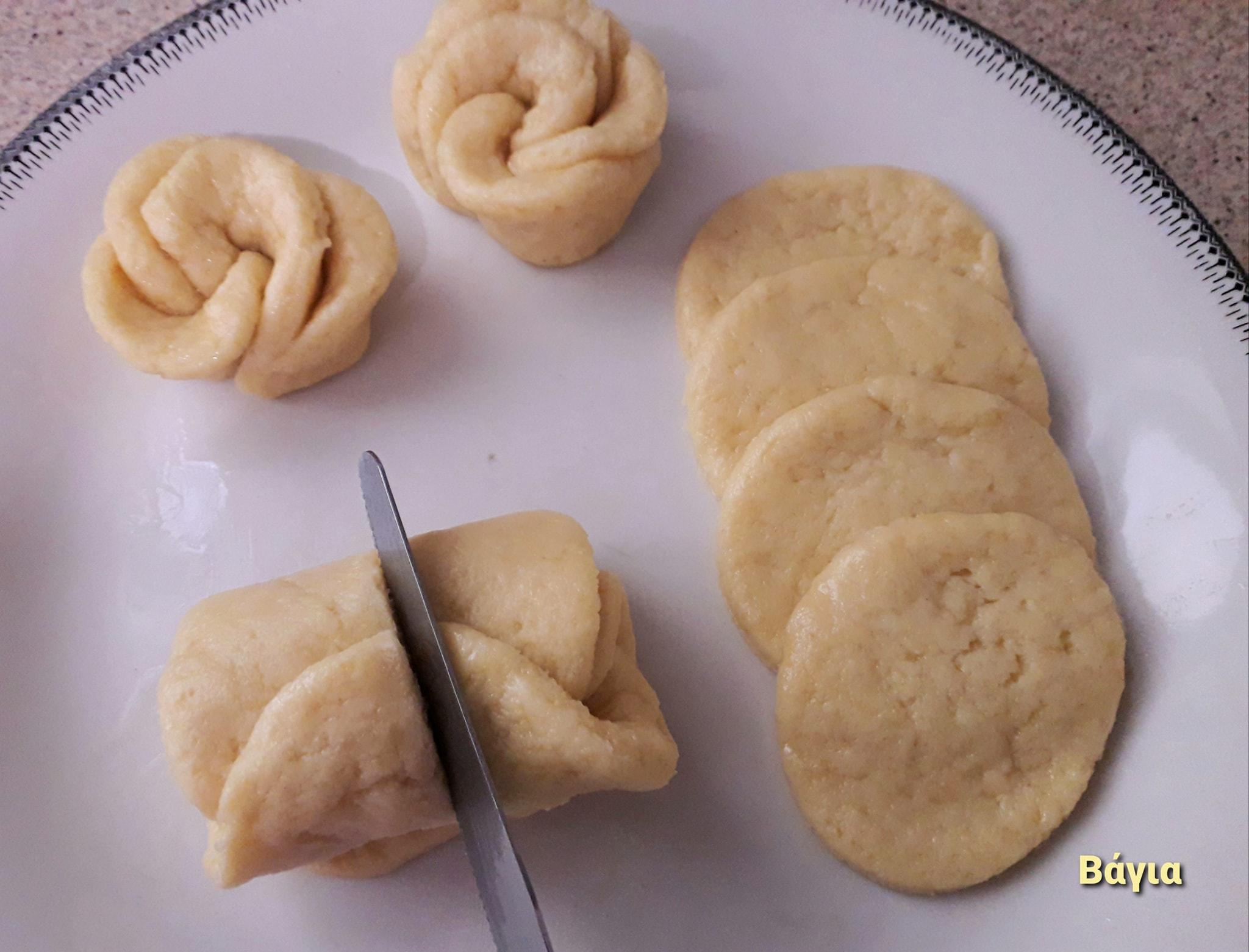 σιροπιαστά γλυκά-για-τα-Χριστούγεννα-τριαντάφυλλα-συνταγή-