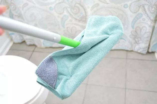 Φτιάξτε το πιο αποτελεσματικό καθαριστικό για πατώματα για μετά το ρεβεγιόν