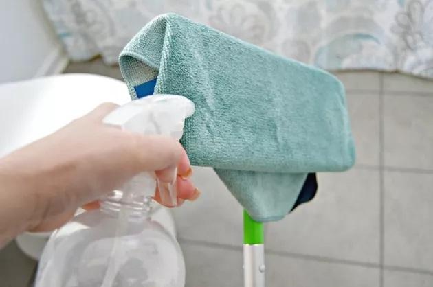 Φτιάξτε το πιο αποτελεσματικό καθαριστικό για πατώματα για μετά το ρεβεγιόν