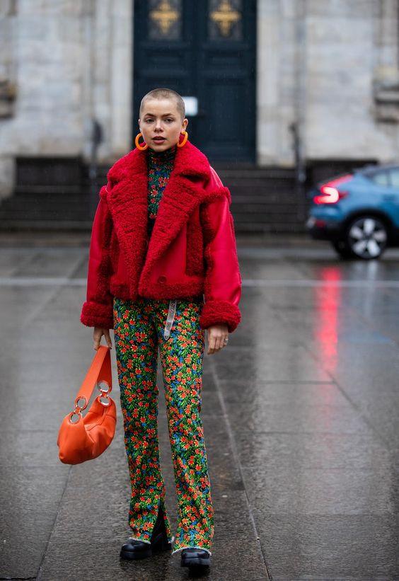 φλοράλ παντελόνι-με-μπορντό-γούνινο πανωφόρι-ιδέες-