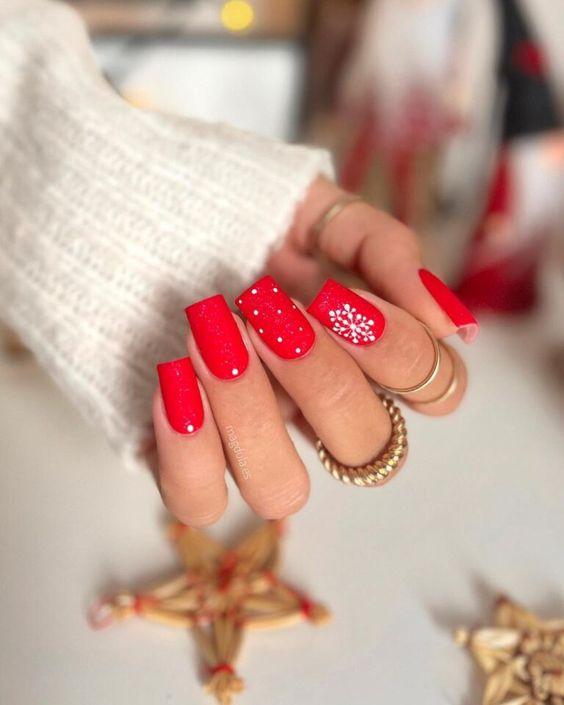 ματ-κόκκινα νύχια-με-χιονονιφάδες-ιδέες-