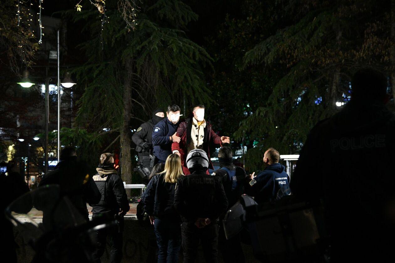 Λάρισα: Άνδρας απειλούσε να αυτοπυρποληθεί για το παιδι του