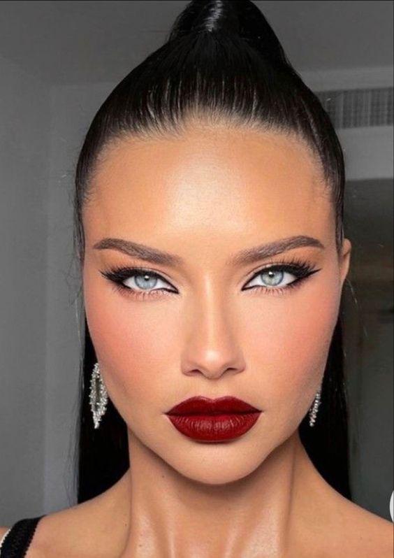 eye liner-και-μπορντό κραγιόν-Πρωτοχρονιά-ιδέες-