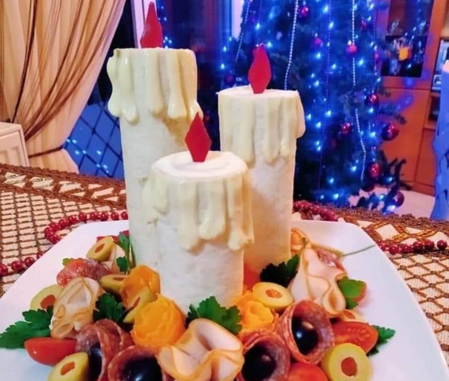Πρωτοχρονιάτικη σαλάτα με κεριά φτιαγμένη από τορτίγιες