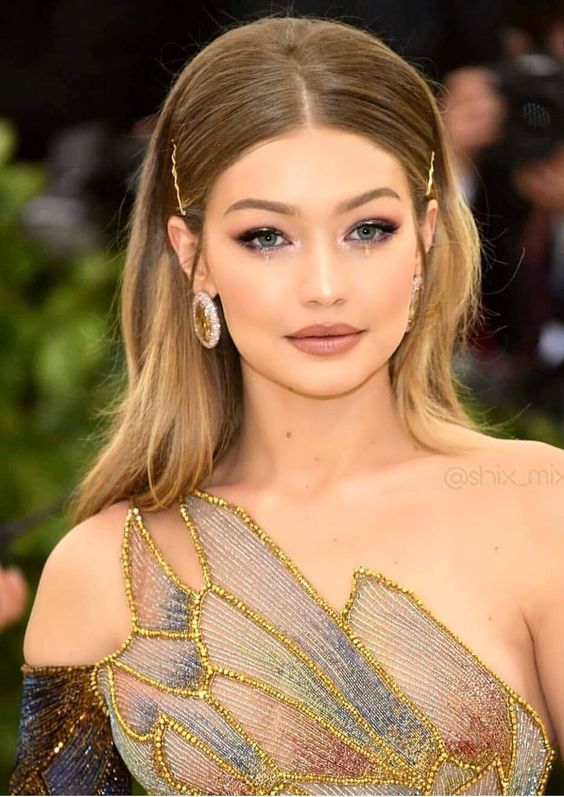 Ιδέες για γιορτινά χτενίσματα σε ίσια μαλλιά