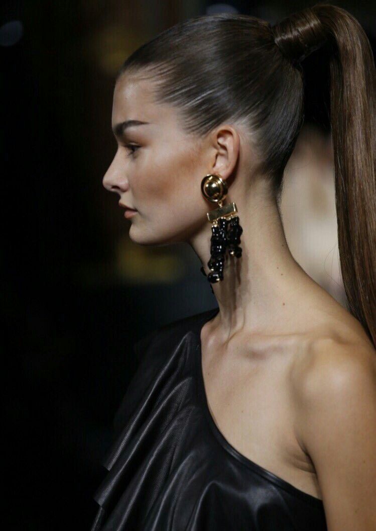 Ιδέες για γιορτινά χτενίσματα σε ίσια μαλλιά