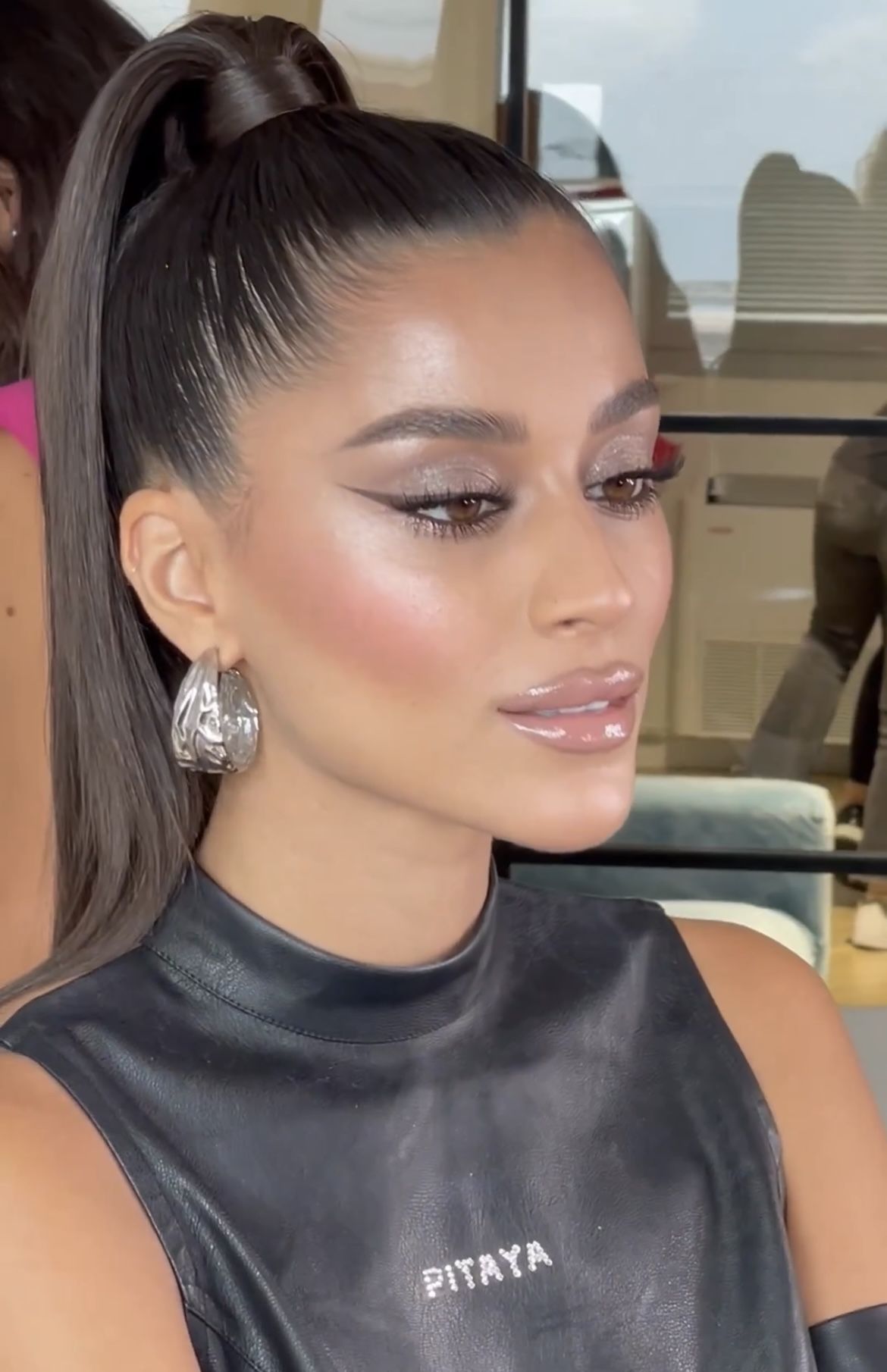 Ιδέες για γιορτινά χτενίσματα σε ίσια μαλλιά