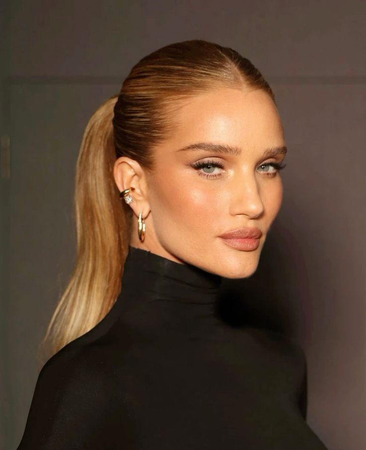 Ιδέες για γιορτινά χτενίσματα σε ίσια μαλλιά