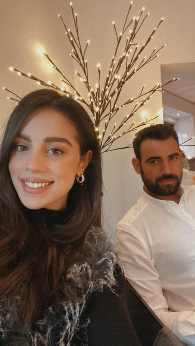 Μαύρο Ρόδο – Νίκος Πολυδερόπουλος : Ο Σταυρίνος ποζάρει με την κούκλα σύντροφό του