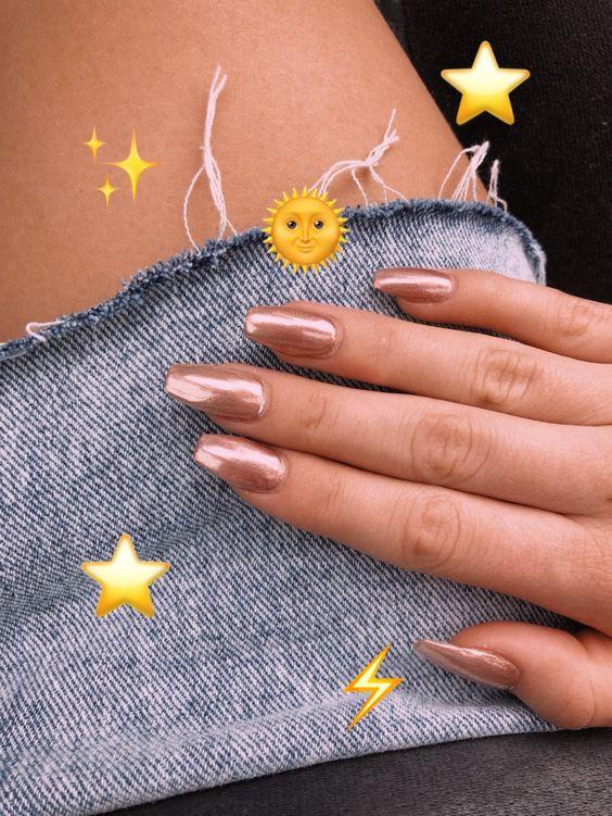 Gold rose νύχια: Η κορυφαία τάση στα νύχια για το 2023