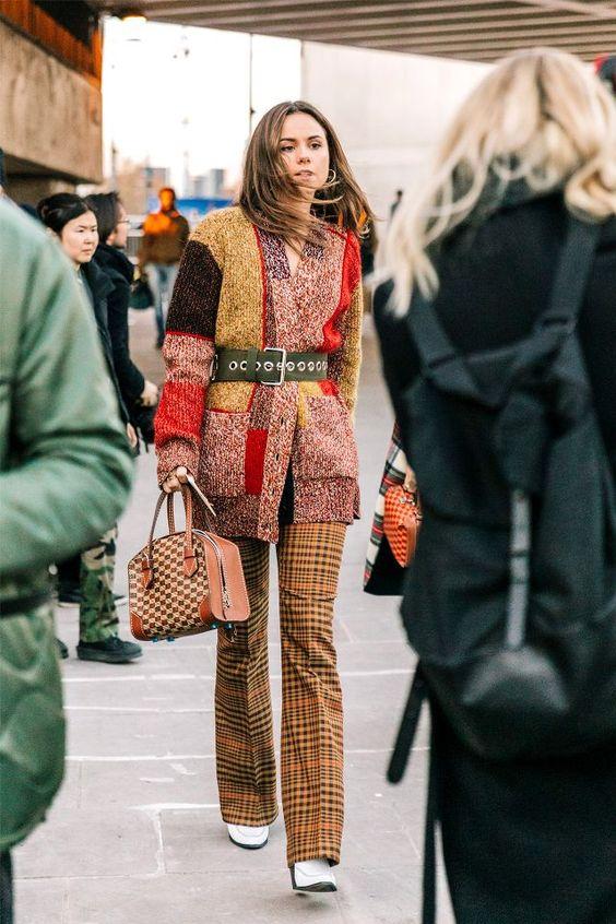 καρό παντελόνι-με-μάλλινη-χρωματιστή ζακέτα-ιδέες-