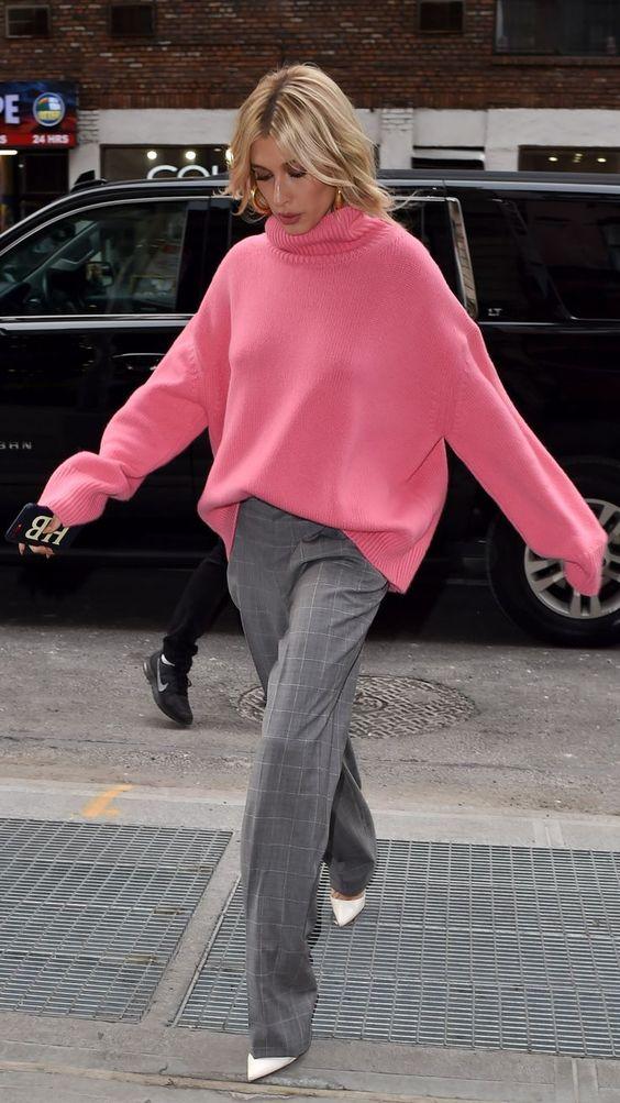 γκρι-καρό παντελόνι-με-ροζ πουλόβερ-ιδέες-