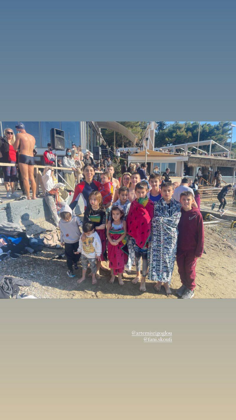 Ολυμπία Χοψονίδου : Βούτηξε στη θάλασσα να πιάσει τον σταυρό μαζί με τα παιδιά της