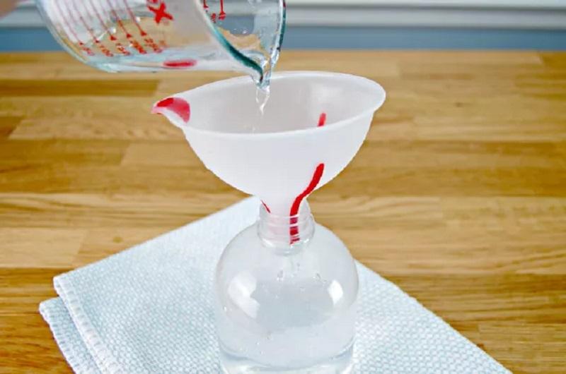 Το σπιτικό σπρέι που θα σας λύσει τα χέρια με τα τσαλακωμένα ρούχα