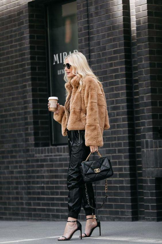 μπεζ-γούνινη-ζακέτα-με-δερμάτινο παντελόνι-ιδέες-