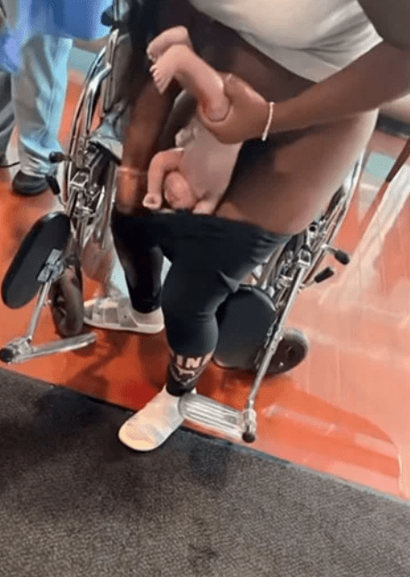 μαμά-γέννησε-μόνη της-στο-μαιευτήριο-όρθια-