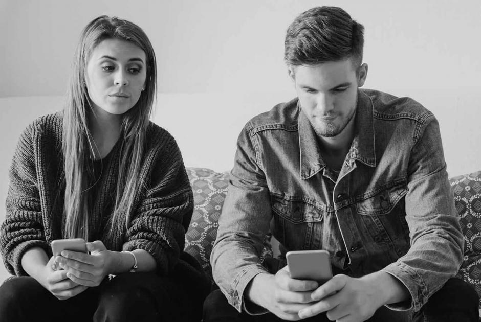 η-γυναίκα-μου-ζηλεύει-παθολογικά-