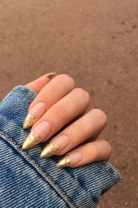 Nude νύχια με χρυσά σχέδια: 15 ιδέες για κάθε περίσταση